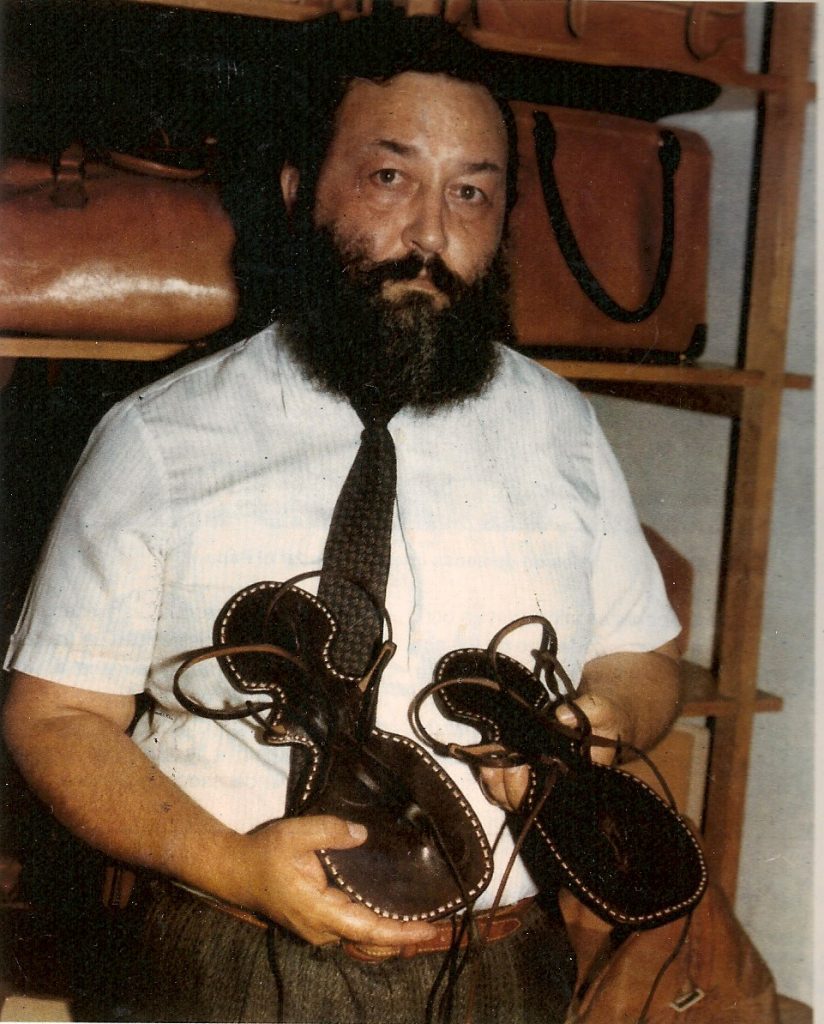 Felipe con sandalias